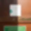 Une image d'éléphant qui se nettoie avec de la boue
