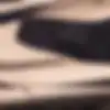 Deux personnes qui marchent dans une vastes étendues de dunes de sables